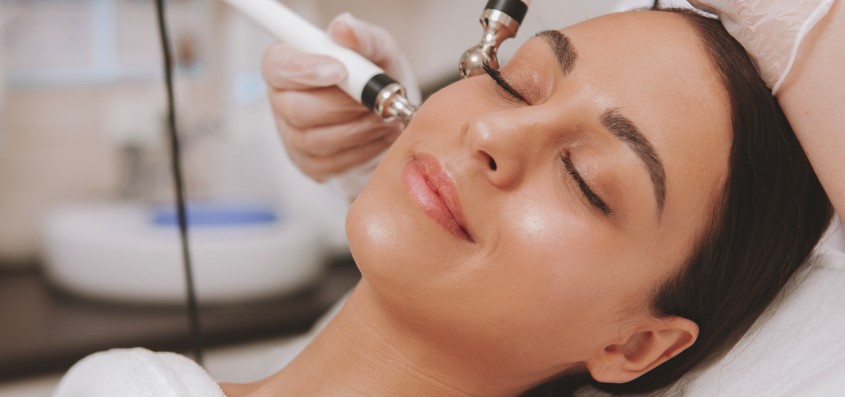 Microcurrent facelift treatment | BriskNPosh